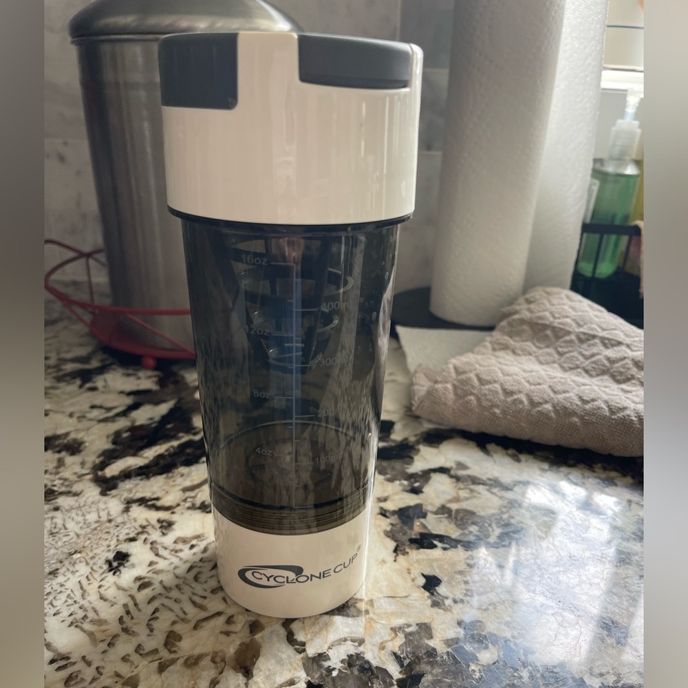 Cyclone cup shaker cup with storage